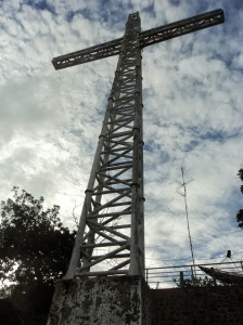 The tall metal cross on top of Mount Tapyas